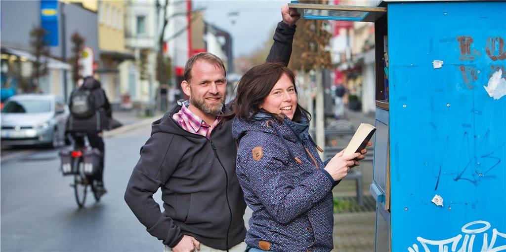 Marcel und Kathrin Vollbrecht fühlen sich in Habinghorst trotz einiger Mankos wohl. Die Idee des Bücherschrankes an der Langen Straße finden sie gut.