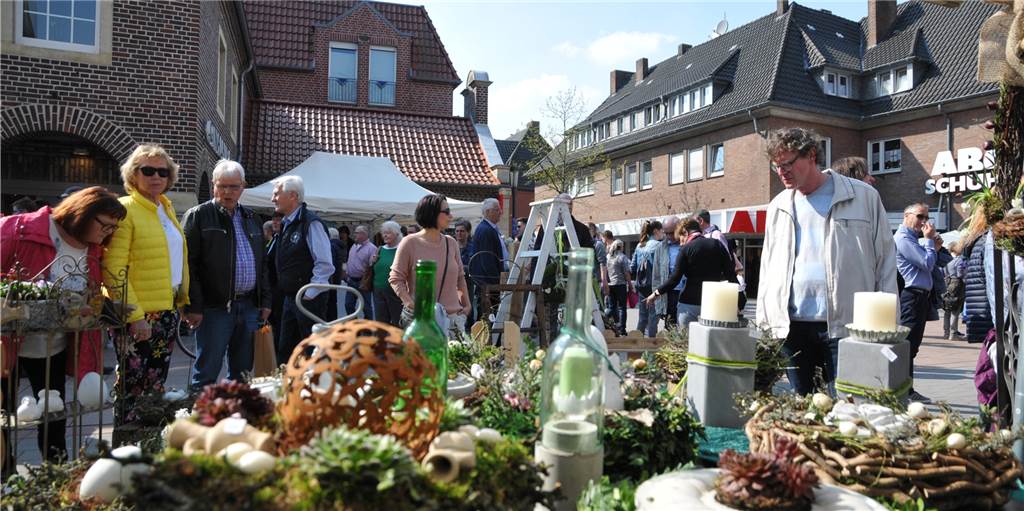 Besucher und Händler freuen sich über riesigen Andrang beim Ahauser Ostermarkt