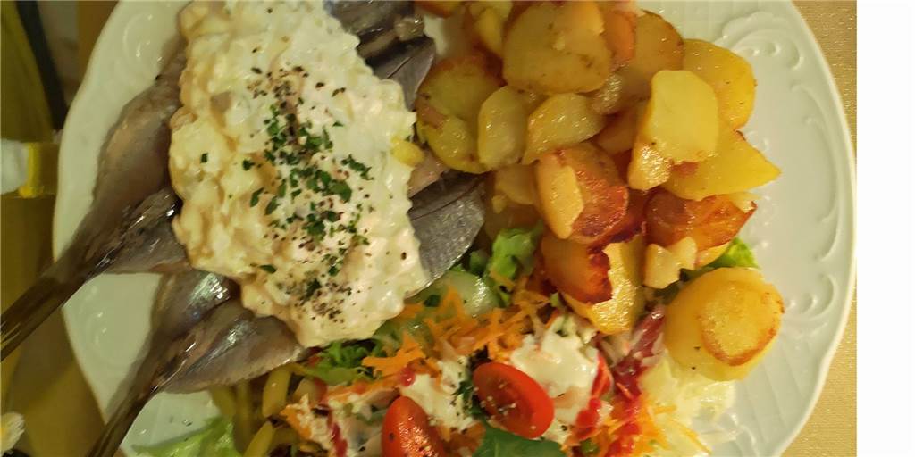 Im Restaurant Zum Yachthafen treffen sich Ausflügler im maritimen Flair Im Restaurant Zum Yachthafen treffen sich Ausflügler im maritimen Flair