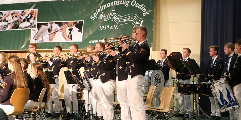 Spielmannszug Oeding brachte bei Gemeinschaftskonzert 150 Musiker auf die Bühne Spielmannszug Oeding brachte bei Gemeinschaftskonzert 150 Musiker auf die Bühne