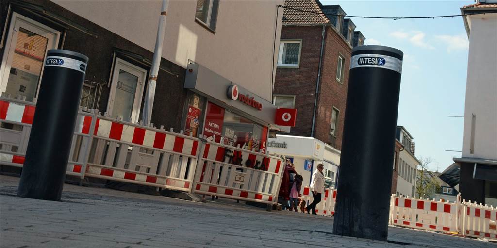 Die ersten Sicherheitspoller in der Innenstadt von Dorsten stehen Die ersten Sicherheitspoller in der Innenstadt von Dorsten stehen