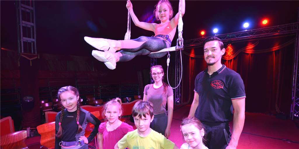 Schüler der Grafen-Grundschule entdecken im Zirkus Lollipop verborgene Talente Schüler der Grafen-Grundschule entdecken im Zirkus Lollipop verborgene Talente