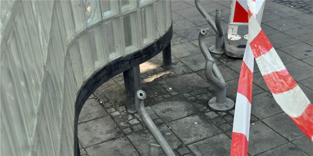 Metallsitze an ZOB-Bushaltestelle in Lünen mutwillig zerstört: Stadt erstattet Anzeige Metallsitze an ZOB-Bushaltestelle in Lünen mutwillig zerstört: Stadt erstattet Anzeige