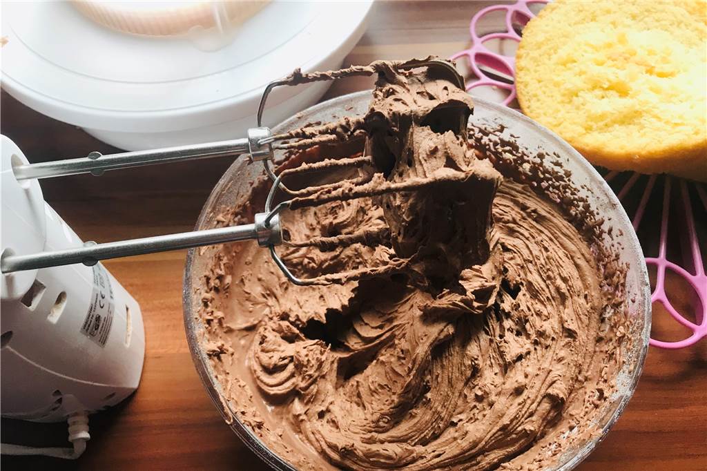 Für süße Feiertage: Bunte Ostertorte mit Eierlikör und Schokoladencreme