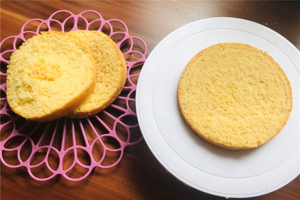 Für süße Feiertage: Bunte Ostertorte mit Eierlikör und Schokoladencreme
