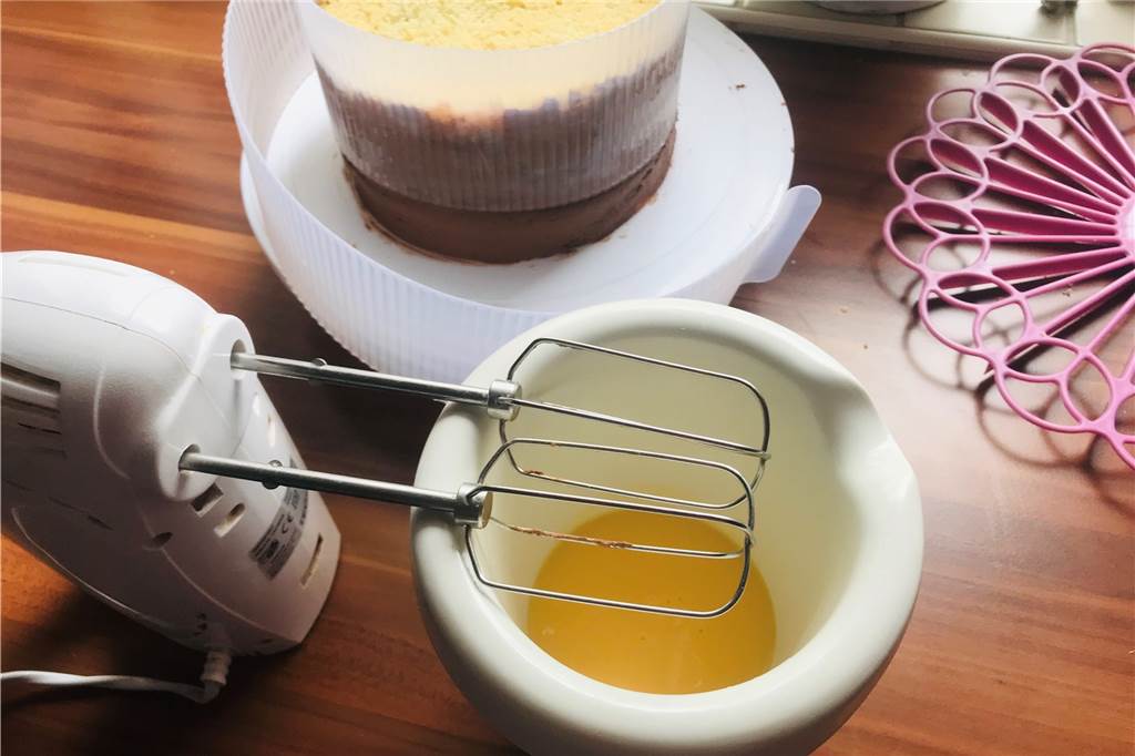 Für süße Feiertage: Bunte Ostertorte mit Eierlikör und Schokoladencreme