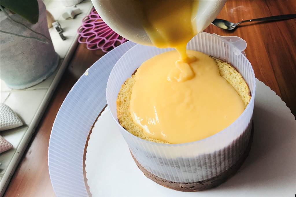 Für süße Feiertage: Bunte Ostertorte mit Eierlikör und Schokoladencreme
