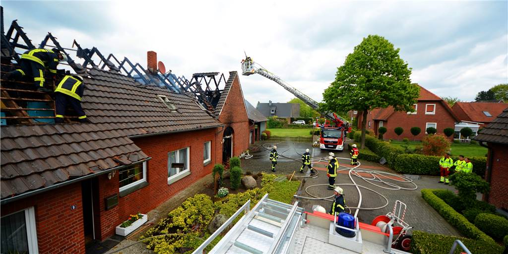 Feuerwehr löscht brennenden Dachstuhl in der Eschstraße in Legden Feuerwehr löscht brennenden Dachstuhl in der Eschstraße in Legden