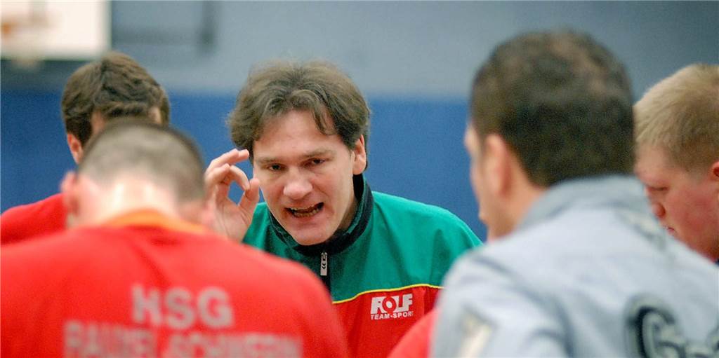Trainer Stepan Pade ließ vor 20 Jahren die Spieler der HSG Rauxel lange schmoren Trainer Stepan Pade ließ vor 20 Jahren die Spieler der HSG Rauxel lange schmoren