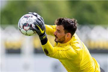Kampf gegen die Zeit! BVB-Torhüter Roman Bürki soll die Belastung langsam steigern