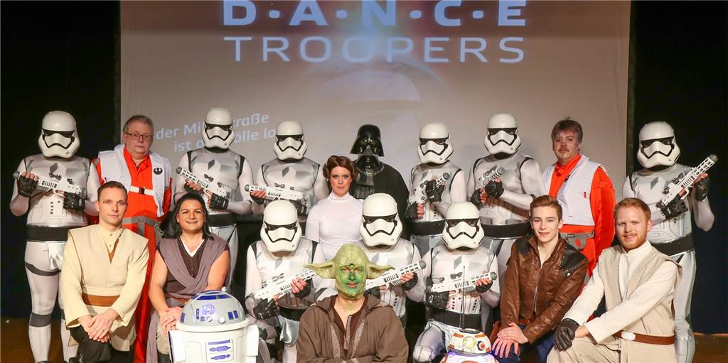 Galaktische Gäste aus Neuburg tanzen mit Darth Vader und Prinzessin Lea den Sternentanz Galaktische Gäste aus Neuburg tanzen mit Darth Vader und Prinzessin Lea den Sternentanz