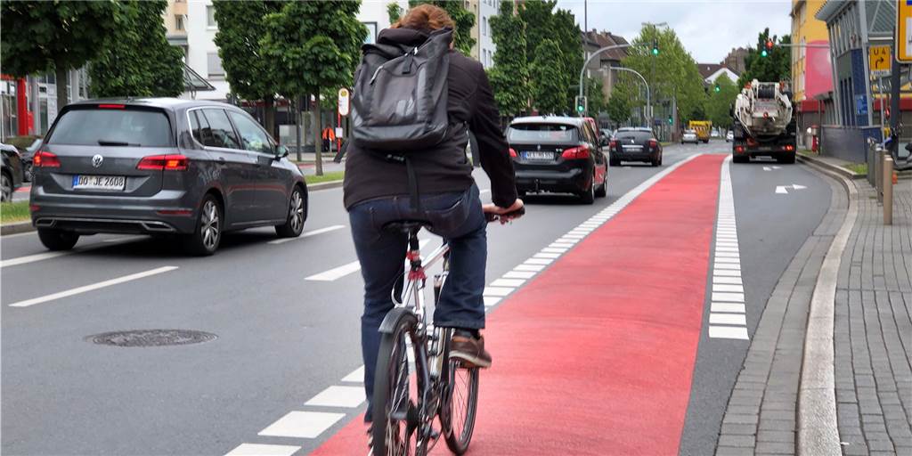Immer mehr rote Radwege in Dortmund: Was sie für Autofahrer bedeuten Immer mehr rote Radwege in Dortmund: Was sie für Autofahrer bedeuten