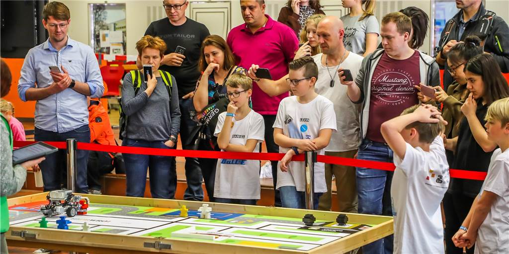 38 regionale Schüler-Teams stürzten sich in Nette in den Roboter-Wettkampf 38 regionale Schüler-Teams stürzten sich in Nette in den Roboter-Wettkampf