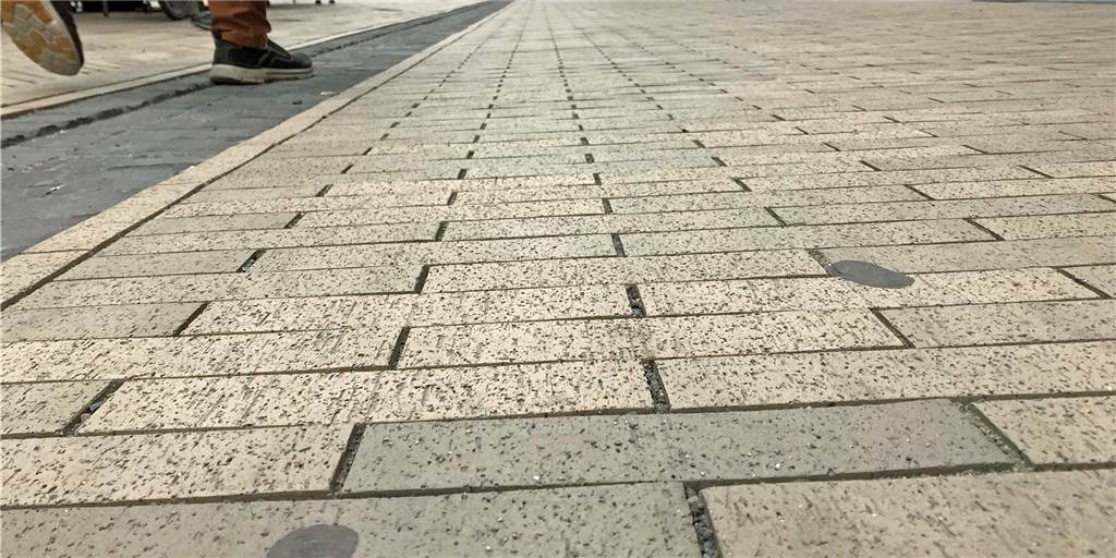 Kaugummi-Spucker verschandeln das neue Pflaster in der Dorstener Innenstadt Kaugummi-Spucker verschandeln das neue Pflaster in der Dorstener Innenstadt