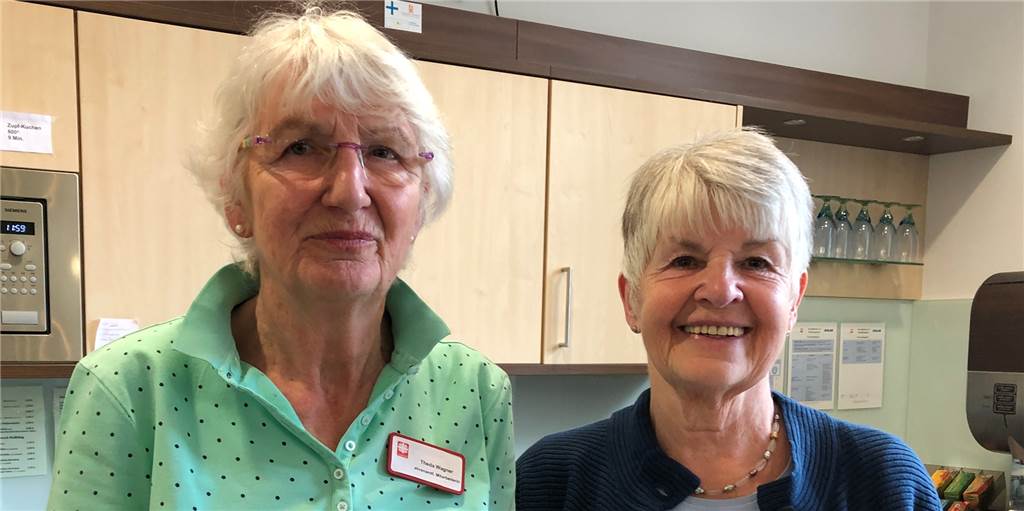 13 Seniorinnen und 1 Student verwandeln Lütgendortmunder Turmcafé in eine Wohlfühl-Oase 13 Seniorinnen und 1 Student verwandeln Lütgendortmunder Turmcafé in eine Wohlfühl-Oase