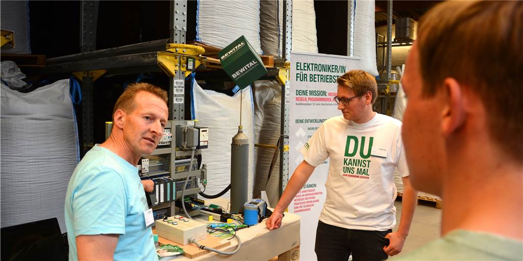 Jugendliche suchen bei der Nacht der Ausbildung nach den beliebtesten Ausbildungsplätzen Jugendliche suchen bei der Nacht der Ausbildung nach den beliebtesten Ausbildungsplätzen