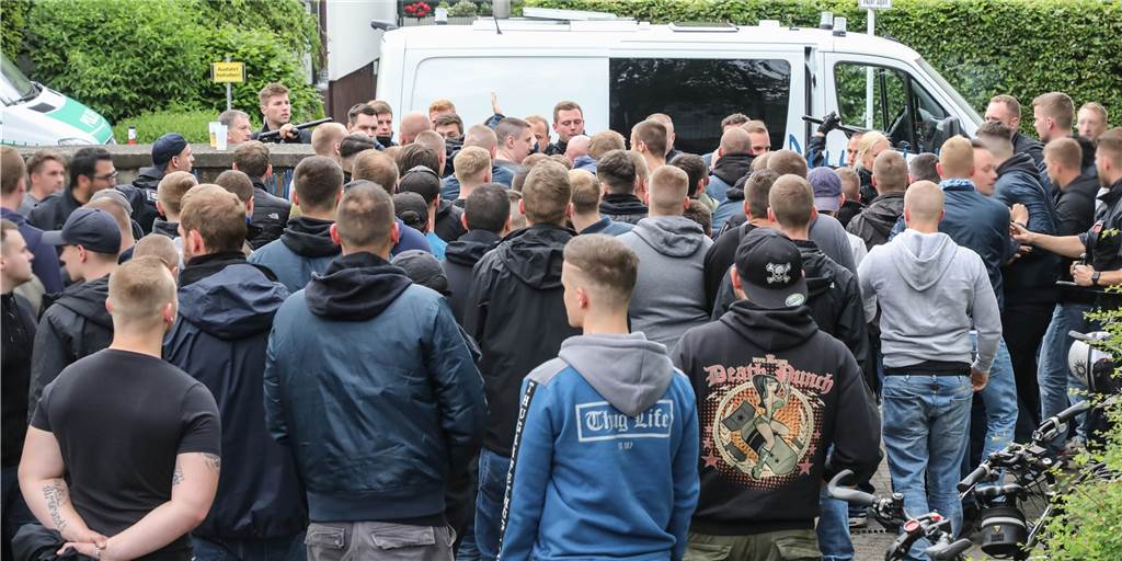 Mit Video und Fotostrecke: Schalker Ultras stürmen das letzte Heimspiel des ASC Mit Video und Fotostrecke: Schalker Ultras stürmen das letzte Heimspiel des ASC