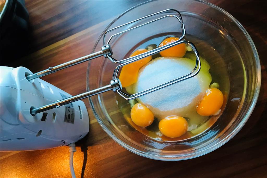 Wenn frische Erdbeeren und cremiger Mascarpone auf luftigen Biskuit treffen Wenn frische Erdbeeren und cremiger Mascarpone auf luftigen Biskuit treffen