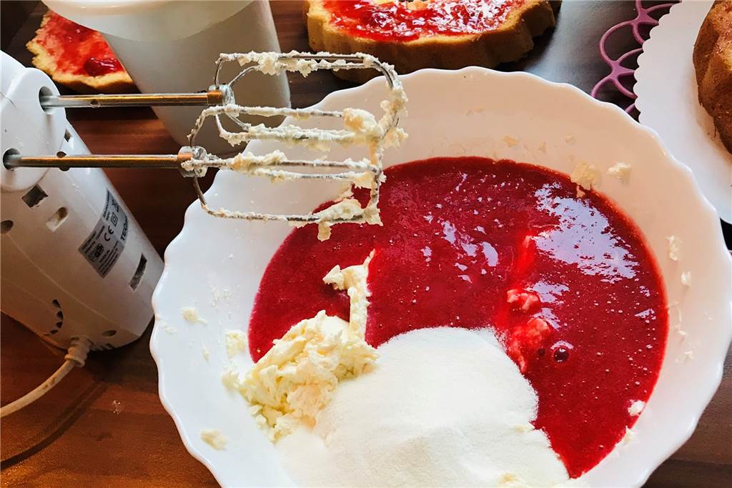 Wenn frische Erdbeeren und cremiger Mascarpone auf luftigen Biskuit treffen Wenn frische Erdbeeren und cremiger Mascarpone auf luftigen Biskuit treffen
