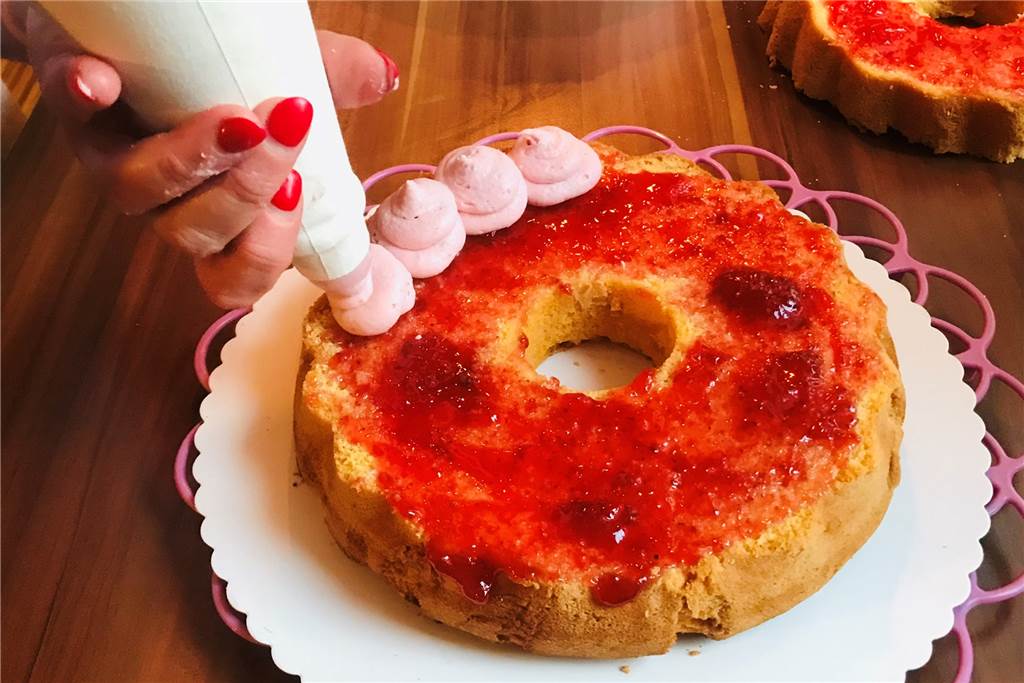 Wenn frische Erdbeeren und cremiger Mascarpone auf luftigen Biskuit treffen Wenn frische Erdbeeren und cremiger Mascarpone auf luftigen Biskuit treffen