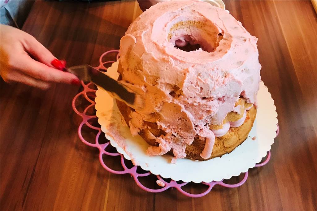 Wenn frische Erdbeeren und cremiger Mascarpone auf luftigen Biskuit treffen Wenn frische Erdbeeren und cremiger Mascarpone auf luftigen Biskuit treffen