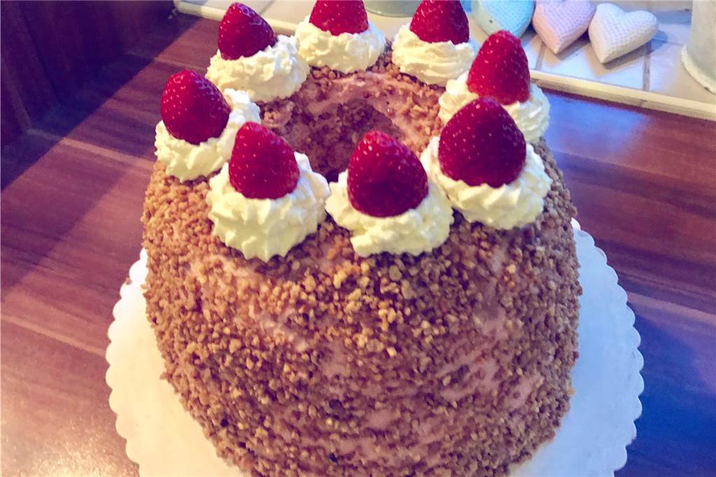 Wenn frische Erdbeeren und cremiger Mascarpone auf luftigen Biskuit treffen Wenn frische Erdbeeren und cremiger Mascarpone auf luftigen Biskuit treffen