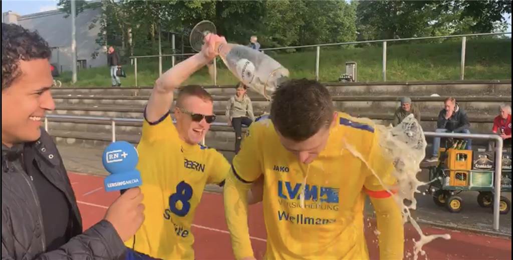 Im Video: So kassierte Herberns Kapitän Philipp Dubicki nach dem Pokalsieg eine Bierdusche Im Video: So kassierte Herberns Kapitän Philipp Dubicki nach dem Pokalsieg eine Bierdusche