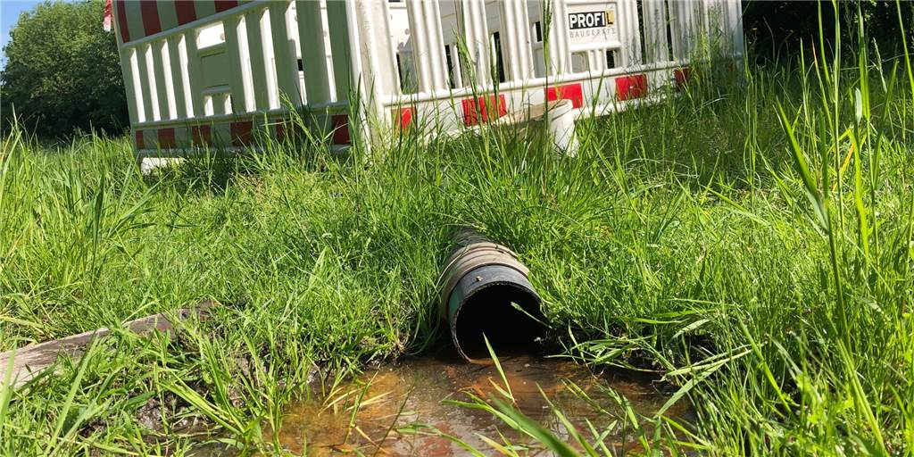 Aus einem ominösen Bohrloch läuft stinkendes Wasser und versickert ungehindert im Boden Aus einem ominösen Bohrloch läuft stinkendes Wasser und versickert ungehindert im Boden