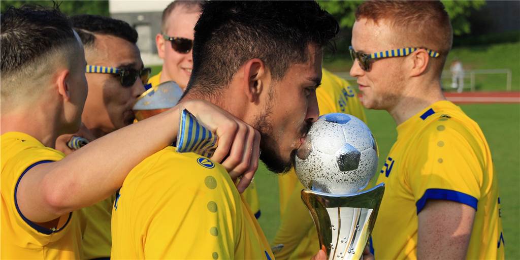 Der Spanier, der den Pokal nicht loslässt: Oscar geht mit besonderem Abschiedsgeschenk Der Spanier, der den Pokal nicht loslässt: Oscar geht mit besonderem Abschiedsgeschenk