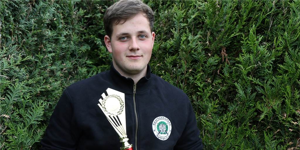 Mit einer Sondergenehmigung: Dennis Brinkert ist mit 17 Jahren begeisterter Schütze Mit einer Sondergenehmigung: Dennis Brinkert ist mit 17 Jahren begeisterter Schütze
