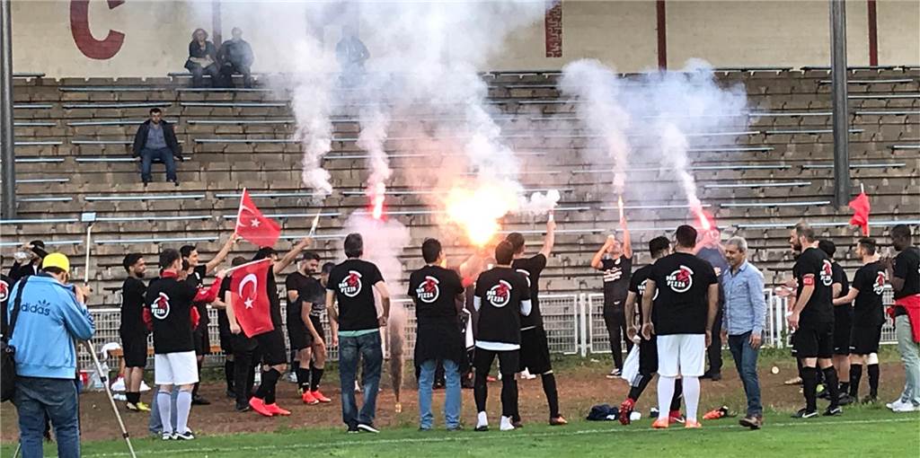 Türkspor feiert Bezirksliga-Aufstieg - aber bleibt 53-Tore-Bomber Ozan Bektas? Türkspor feiert Bezirksliga-Aufstieg - aber bleibt 53-Tore-Bomber Ozan Bektas?