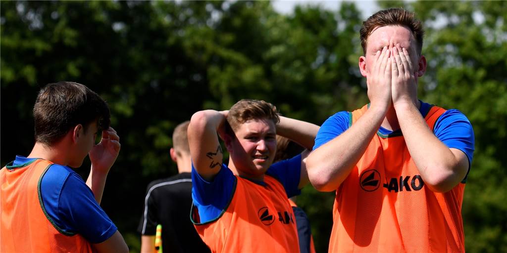 So reagieren die Spieler des TuS Niederaden auf den Abstieg in die Kreisliga B So reagieren die Spieler des TuS Niederaden auf den Abstieg in die Kreisliga B