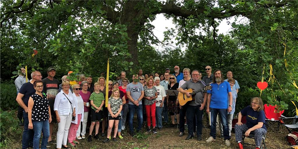 Gemeinsame Lieder unter dem Baum und „die alte Eiche bricht den Stein“ Gemeinsame Lieder unter dem Baum und „die alte Eiche bricht den Stein“
