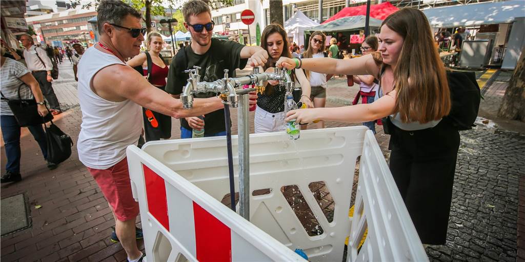 Beim Kirchentag lechzen die Besucher nach Wasser Beim Kirchentag lechzen die Besucher nach Wasser