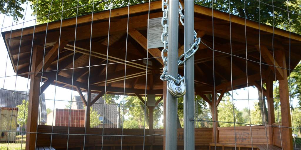 Vandalismusschäden: Teurer Pavillon in Dorsten wird zeitweilig durch Metallzaun gesichert Vandalismusschäden: Teurer Pavillon in Dorsten wird zeitweilig durch Metallzaun gesichert