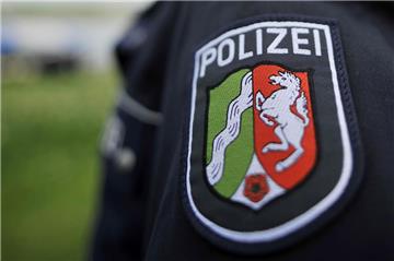 Täter beleidigt Frau und entblößt sich