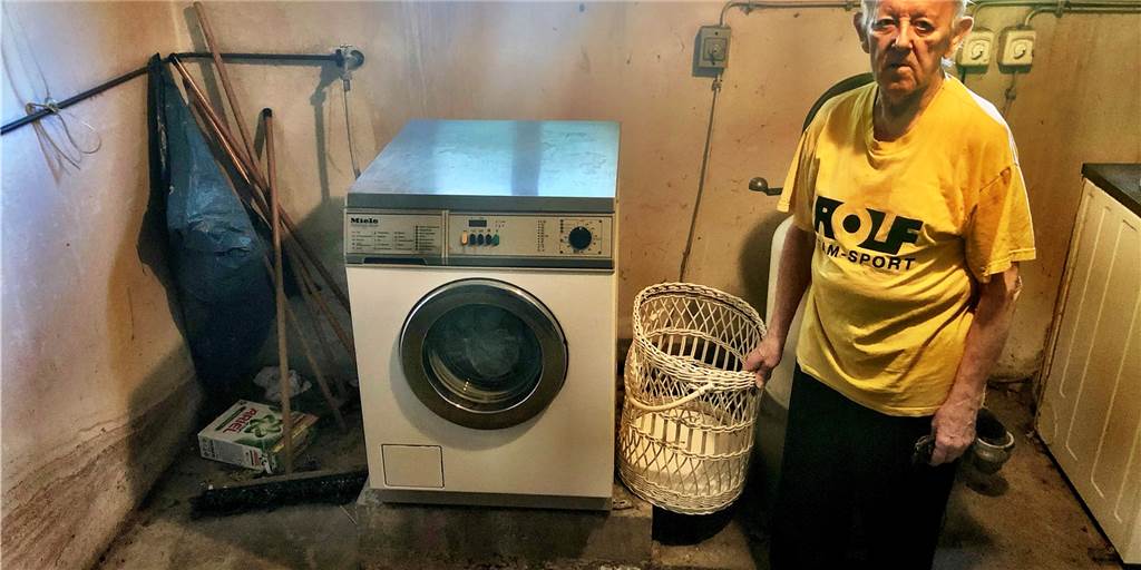 Vermieter verweigert Reparatur: Rentner (85) kommt seit Monaten nicht an seine Unterwäsche Vermieter verweigert Reparatur: Rentner (85) kommt seit Monaten nicht an seine Unterwäsche