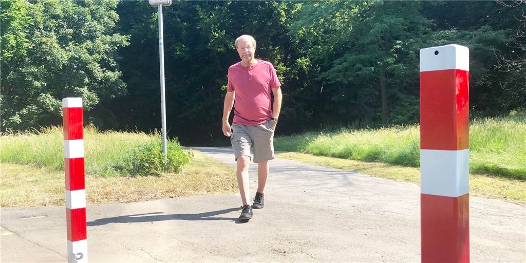 Mit Pfosten gegen BVB-Besucher: Rasenstück an der Ardeystraße wird abgesperrt Mit Pfosten gegen BVB-Besucher: Rasenstück an der Ardeystraße wird abgesperrt