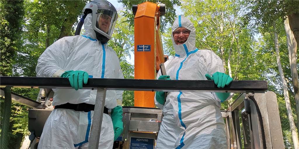Eichenprozessionsspinner töten bei Gluthitze – Wie hält man es in dem Schutzanzug nur aus? Eichenprozessionsspinner töten bei Gluthitze – Wie hält man es in dem Schutzanzug nur aus?