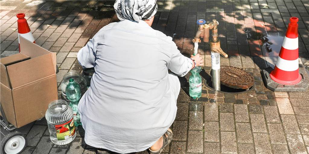 Nach Brand: Hochhaus hat kein Wasser mehr – Bewohner müssen zum Hydranten Nach Brand: Hochhaus hat kein Wasser mehr – Bewohner müssen zum Hydranten