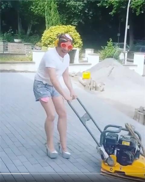 High Heels aufm Bau: Dortmunds bekannsteste Dragqueen mit schrägem Auftritt im Netz