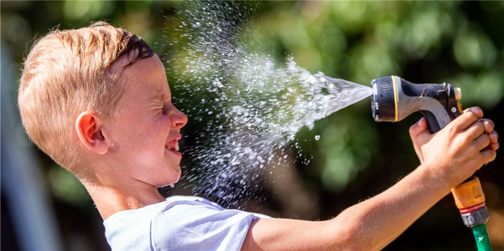 SVS ruft weiter zum Wasser sparen auf – Feuerwehr und DRK geben Hitze-Tipps SVS ruft weiter zum Wasser sparen auf – Feuerwehr und DRK geben Hitze-Tipps