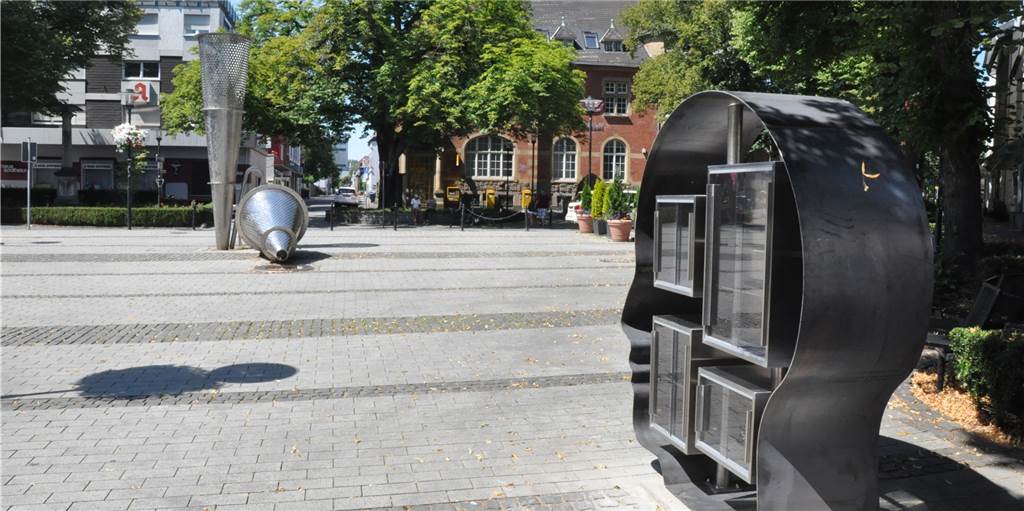 Warum steht ein leerer Metallkopf auf dem Postplatz in Schwerte? Warum steht ein leerer Metallkopf auf dem Postplatz in Schwerte?