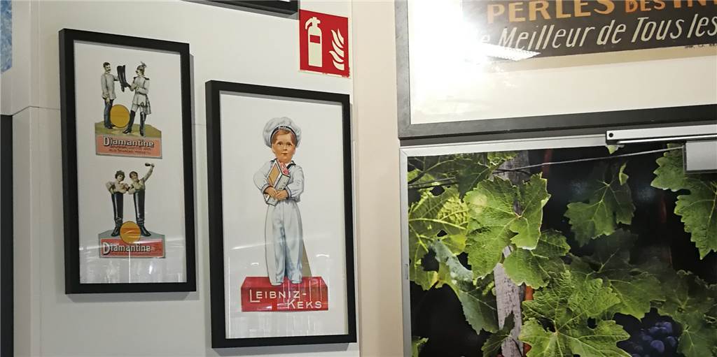 Kunst oder Rassismus? Wirbel um Plakate im Rewe-Markt Kunst oder Rassismus? Wirbel um Plakate im Rewe-Markt
