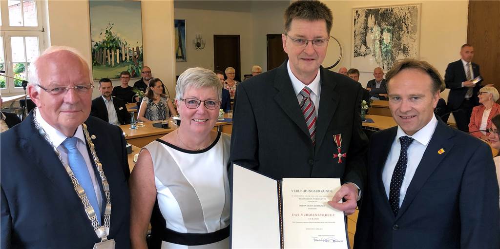 Bäckermeister Claus Zumbusch erhält das Bundesverdienstkreuz Bäckermeister Claus Zumbusch erhält das Bundesverdienstkreuz