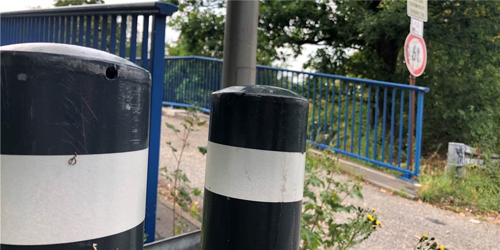 Diese Brücke über der B54 spart 2 Kilometer Umweg – und wird unerlaubt genutzt Diese Brücke über der B54 spart 2 Kilometer Umweg – und wird unerlaubt genutzt