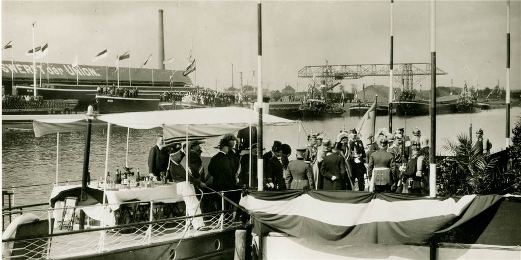 Hafen wird 120 Jahre – mit historischen Fotos vom Kaiserbesuch und einer riesigen Attrappe Hafen wird 120 Jahre – mit historischen Fotos vom Kaiserbesuch und einer riesigen Attrappe