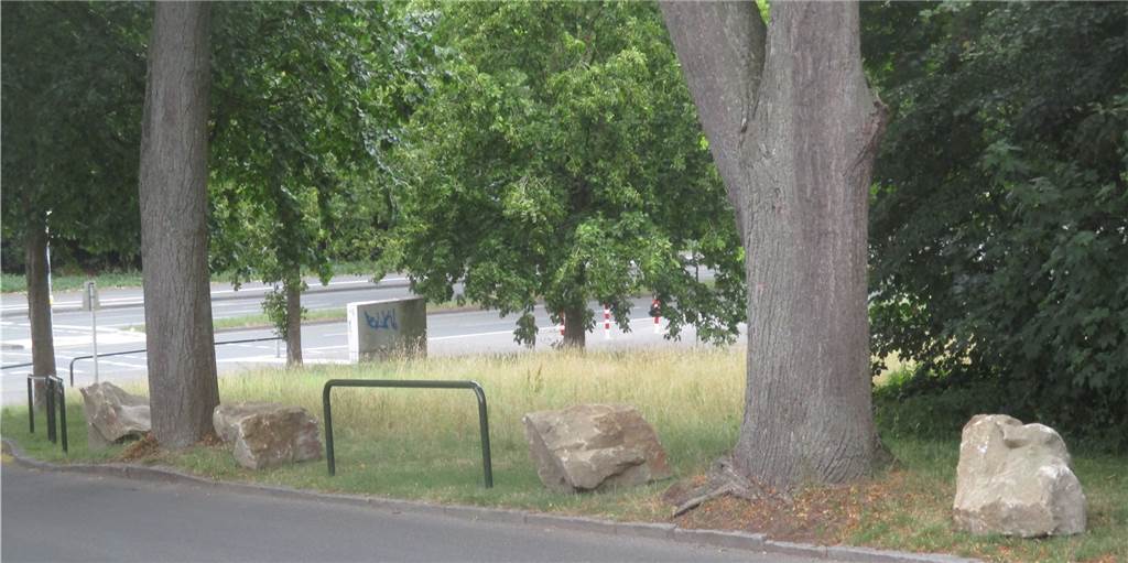 Große Steine sollen verhindern, dass Wildparker Pöller an der Ardeystraße umfahren Große Steine sollen verhindern, dass Wildparker Pöller an der Ardeystraße umfahren