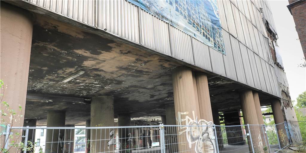 Kletterer auf dem Kronen-Turm: Eindringlingen drohen drastische Strafen Kletterer auf dem Kronen-Turm: Eindringlingen drohen drastische Strafen
