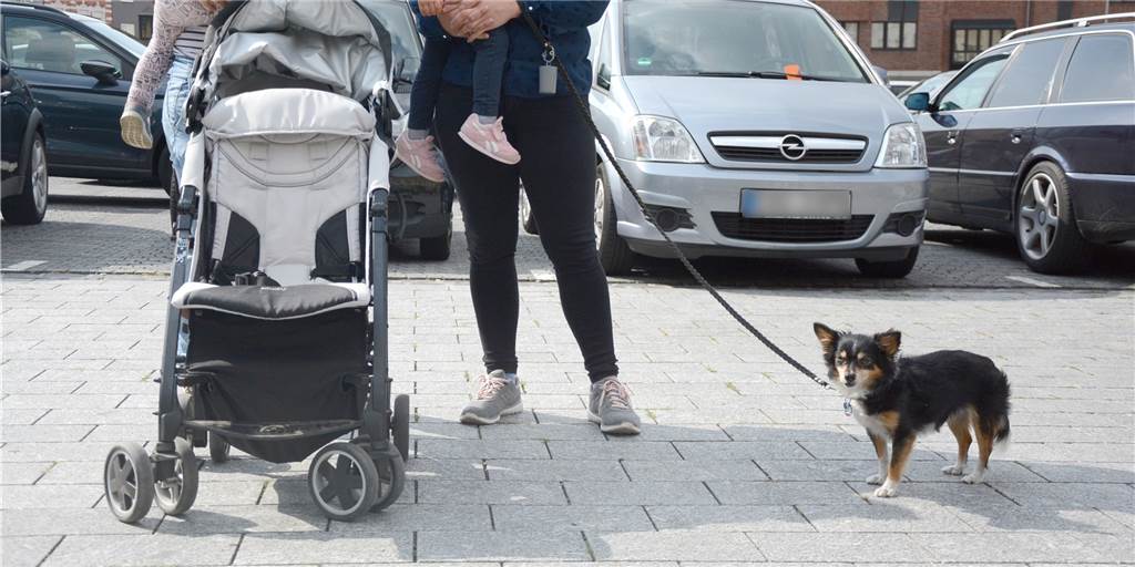 Wenn Männer den Bierkasten als Baby bezeichnen - die Parkplatznot junger Familien Wenn Männer den Bierkasten als Baby bezeichnen - die Parkplatznot junger Familien
